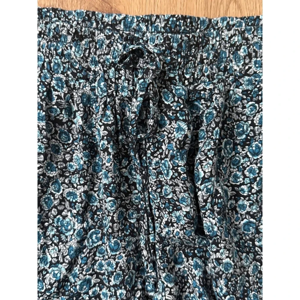 NWT American Eagle Floral Shorts Blue Black White Elastic Tie Waist Size M Flowy